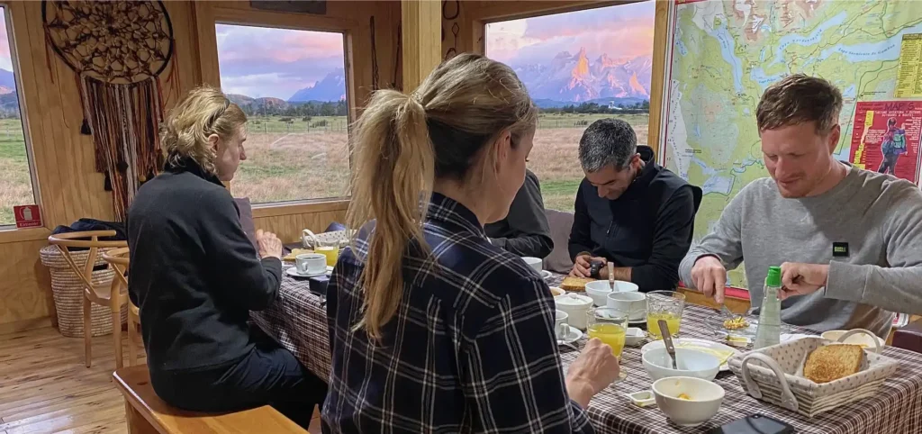 Desayuno en refugio Vista al Paine amanecer